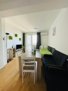 Апартамент широк център варна15 минути до центъра