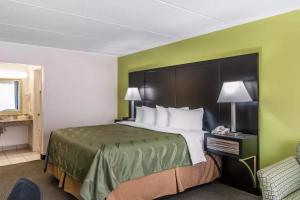 King Room - Non-Smoking room in Quality Inn Hinesville - Fort Stewart Area Kitchenette Rooms - Pool - Guest Laundry