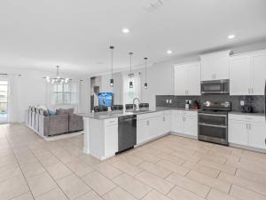 SUPER MARVEL- 10BD HOT TUB BIG GAME ROOM