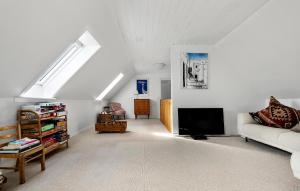 5 Bedroom Beautiful Home In Gilleleje
