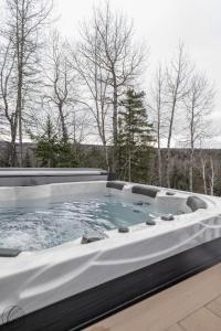 Le Raffine hot tub River Front
