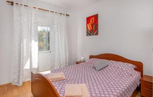 Stunning Apartment In Opric With Wifi