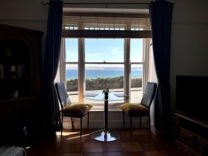 Rocks Sea Views with free parking in St Ives