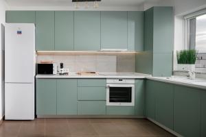 Kronsmart Apartment: Cozy Fireplace & Free Parking