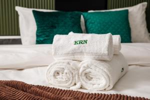 Kronsmart Apartment: Cozy Fireplace & Free Parking