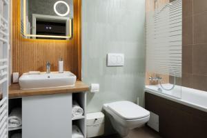 Kronsmart Apartment: Cozy Fireplace & Free Parking