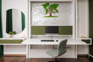 Kronsmart Apartment: Cozy Fireplace & Free Parking