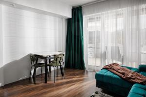 Kronsmart Apartment: Cozy Fireplace & Free Parking