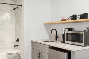 Folliday Inn- The Coronado- Room 11