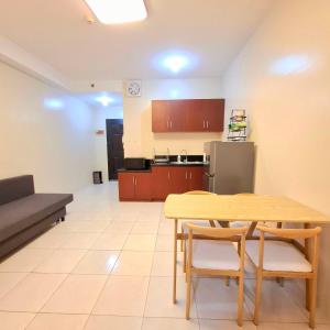 MANILA BAYVIEW RENTAL- LUXURY AND SUPERIOR 1 - 5 BEDROOM CONDOS WITH BALCONY POOL BAYVIEWS NETFLIX - Housekeeping Available-