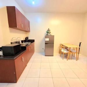 MANILA BAYVIEW RENTAL- LUXURY AND SUPERIOR 1 - 5 BEDROOM CONDOS WITH BALCONY POOL BAYVIEWS NETFLIX - Housekeeping Available-