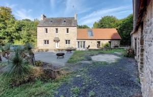 Maisons de vacances 3 Bedroom Nice Home In Ploubezre : photos des chambres