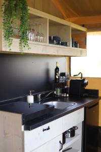 Safaritent Wood XL met tuinzicht