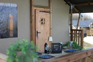 Safaritent Wood XL met tuinzicht