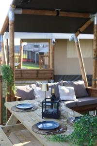 Safaritent Wood XL met tuinzicht