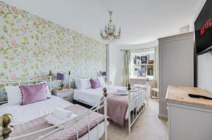 Charming Town House by the Seaside - Balcony, Self-Check-In, Fast WiFi and Smart TVs by Yoko Property