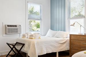 Folliday Inn - The Dolphin - Room 36