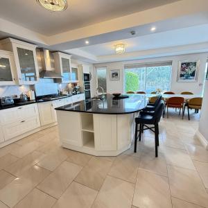 Castle View House Private 7BR sleeps 12 -Sea Views -5 min walk to Glenbeigh village - 10 min drive to Rossbeigh Beach and Dooks Golf Course