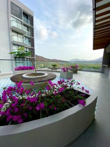 Lujoso con terraza, vista al mar y reserva natural