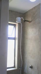 DefiniteHomes3 - Fully furnished studio apartment with a rooftop restaurant near JKIA Airport, SGR Terminus, Downtown