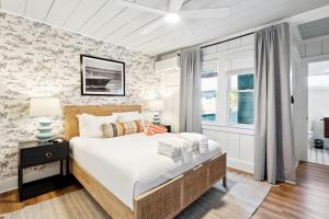 Folliday Inn - The Overnighter - Room 25