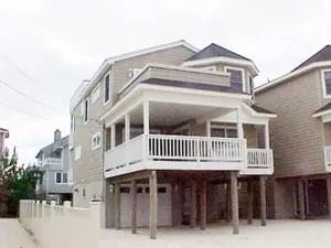 Ocean Block, Single Family, Rooftop Deck, Beach Badges, Wifi, Ocean Views From Kitchen Master Bedroom Decks In This Reverse Living Ocean Block, - 希普博特姆