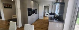 Spacious House 4 Beds 3 Bathrooms Prime Location