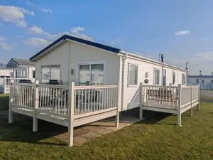 Manor Park Dog Friendly 2 bed, 6 berth Lodge with decking 600 Yard's From The Beach In Hunstanton - New Hunstanton