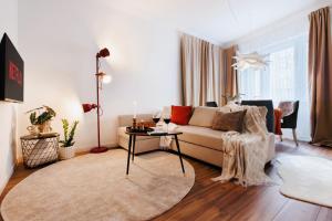 Aesthetic Home with Balcony 5min to Republic Square