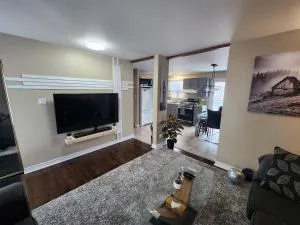 Cozy 3-Bedroom Haven, Private Pool & Parking, Your Dream Home Awaits! - Saint-Hubert