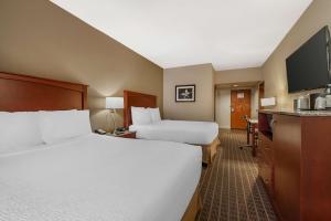 Queen Room with Two Queen Beds and Bath Tub - Mobility Accessible room in Best Western Plus Peak Vista Inn & Suites