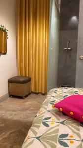 mahadev Hotel NOOR stay 1km away frm kashiwishnath