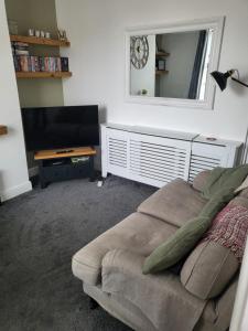 Rugby town centre house close to train station, rugby school and benn hall