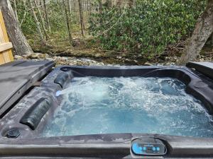 Quaint Villa, Pickleball Court, Creek, WIFI, Mountain Views, Starting at 79