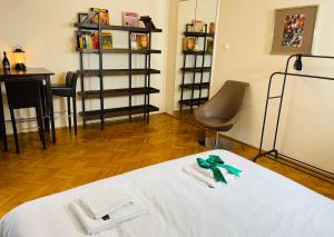 Lovely Bath & Balcony Victory Square 2 Room Apartment