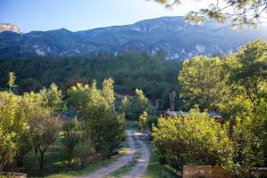 Hermosa cabaña en la montaña