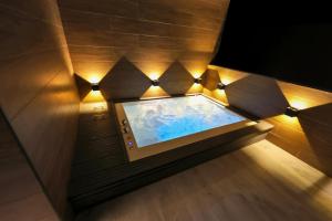 504 New, Fantastic Rooftop with Private Jacuzzi