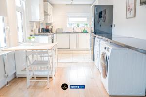 Stunning House By LS2G Short Lets & Serviced Accommodation Greater London With Free WIFI