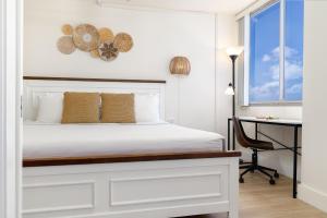 Ilikai Marina Stunning Ocean & Harbor Views - Walk to the Beach!