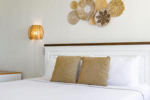 Ilikai Marina Stunning Ocean & Harbor Views - Walk to the Beach!