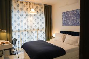 2BHK 28th Floor Near Airport Balconies TV WiFi