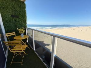 Oceanfront 2 BR w Pool & Parking 234