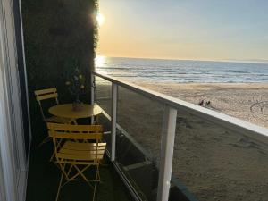 Oceanfront 2 BR w Pool & Parking 234