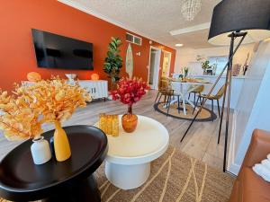 Oceanfront 2 BR w Pool & Parking 234