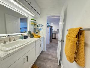 Oceanfront 2 BR w Pool & Parking 234