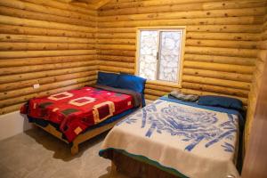 Cabaña al borde la montaña