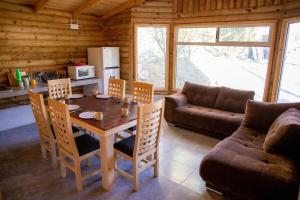 Cabaña al borde la montaña