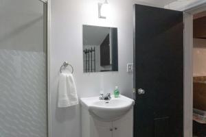 Cozy Studio In the Heart Uptown Saint John Parkin