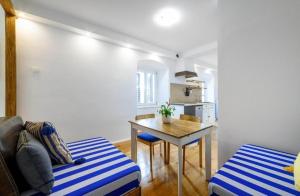 Apartments with WiFi Sibenik - 23803