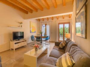Picturesque country house in Buger